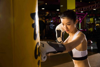女拳击手训练<strong>运动手套</strong>清晰素材