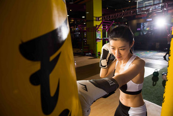 女拳击手训练体育器械图片
