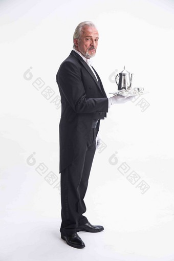 一个男侍者托着银餐具礼节氛围影相
