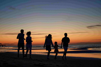 家庭海边度假女孩度假北戴河高清摄影图