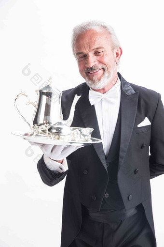 一个男侍者托着银餐具托盘氛围图片