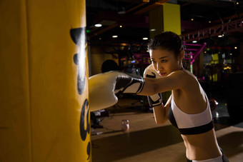 女拳击手训练<strong>运动</strong>服写实图片