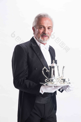一个男侍者托着银餐具