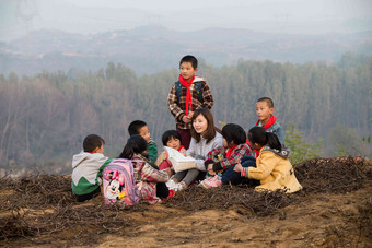 乡村教师和小学生在户外学习