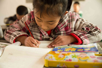 乡村小学里的小学女生