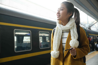 青年女人在车站月台