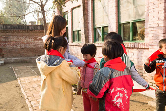 乡村教师和<strong>小学</strong>生在学<strong>校</strong>里