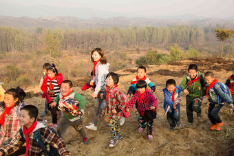 乡村女教师玩耍儿童关爱乐观清晰摄影图片
