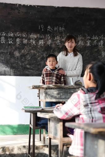 乡村女教师和小学生在教室里