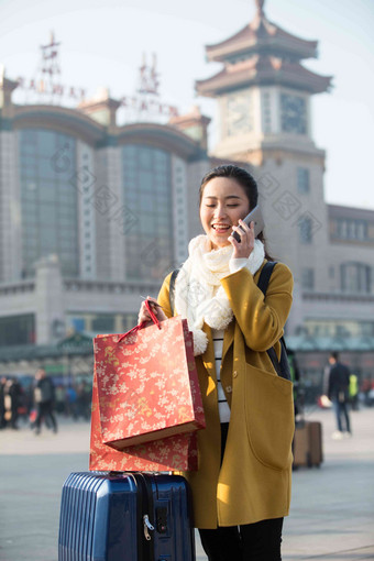 青年女人在站前广场