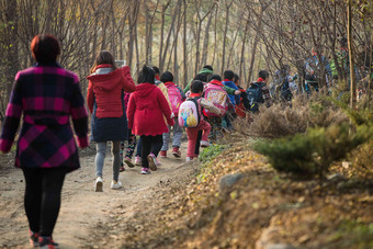 乡村女教师和学生户外活动步行氛围照片