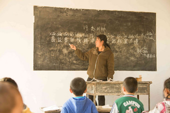 乡村女教师和<strong>小学</strong>生在教室里