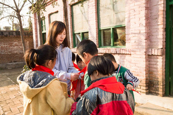 乡村教师和小学生在学校里