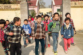 乡村小学生在放学回家