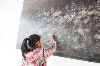 乡村小学里的小学女生