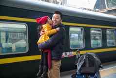 父亲和女儿在车站月台