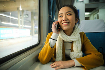 青年女人在火车上