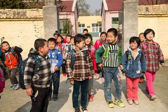 乡村小学生在放学回家