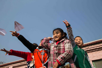 乡村小学生在学校放纸飞机