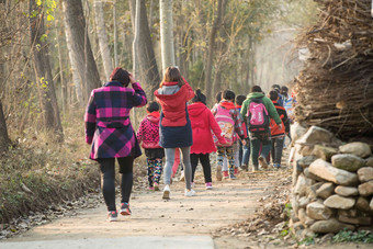 乡村女教师和学生户外活动