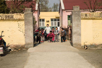 乡村女教师和学生在户外