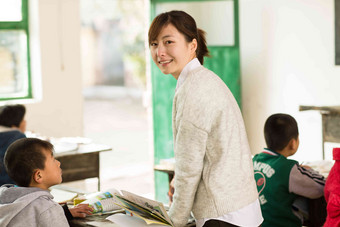 乡村女教师小学生男孩贫穷天真摄影图