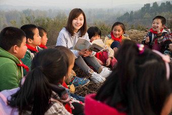 乡村教师和小学生在户外学习