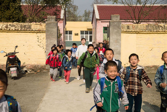 乡村女教师和学生在户外