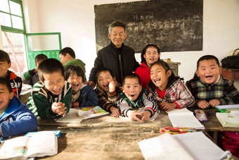 乡村男教师和小学生在教室里童年氛围照片