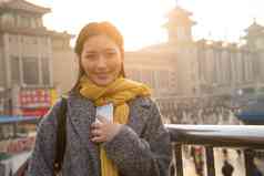 青年女人在站前广场