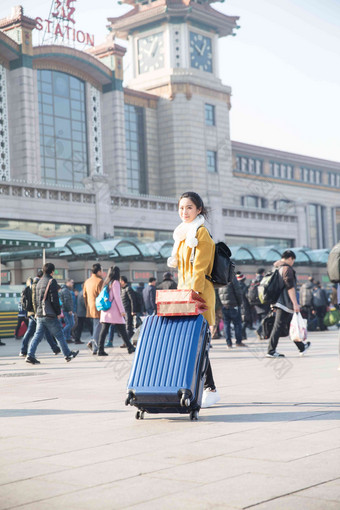 青年女人在站前广场