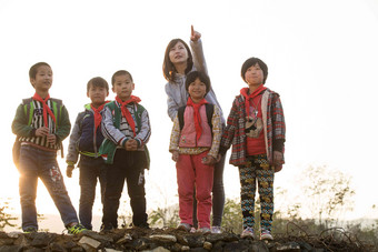 乡村女教师和学生在户外