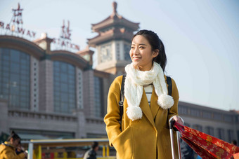 青年女人在站前广场