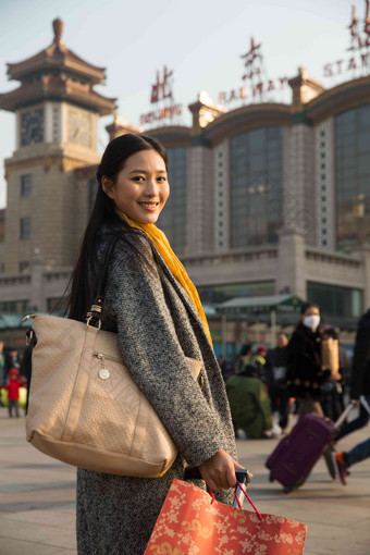 青年女人在<strong>站前广场</strong>