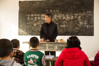 乡村男教师和<strong>小学生</strong>在教室里