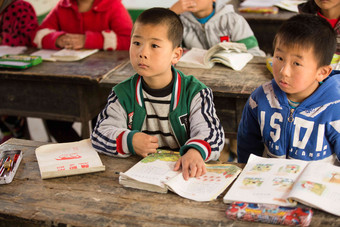 乡村小学里的小学生