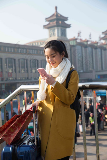 青年女人在站前广场