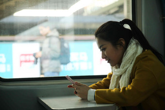 青年女人在火车上装货高端图片