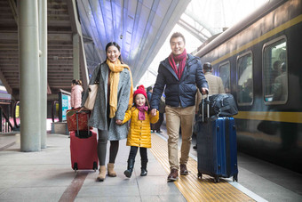 幸福家庭在车站月台