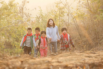 乡村女教师和学生在户外