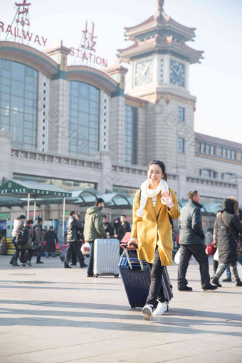 青年<strong>女人</strong>在站前广场