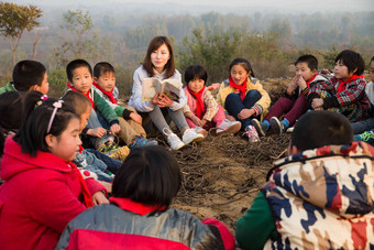 乡村教师和小学生在户外学习