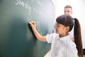 老师在指导小学生学习乐趣高清拍摄