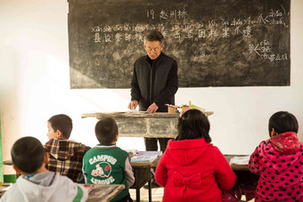 乡村男教师和小学生在教室里知识图片