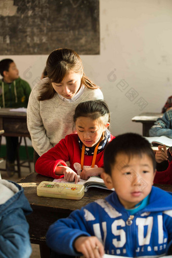 乡村女教师和小学生在教室里