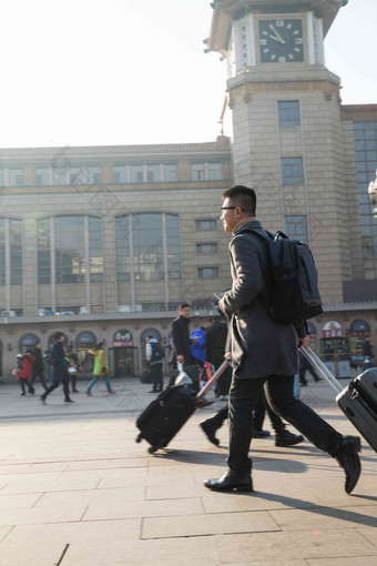 男青年车站旅途东方人清晰相片