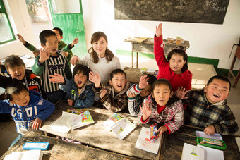 乡村女教师和小学生在教室里