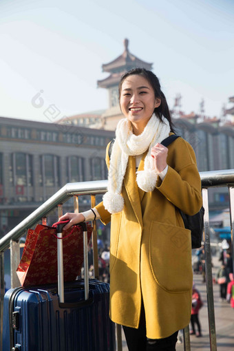 青年广场一个人美女垂直构图