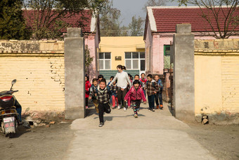 乡村女教师和学生在户外