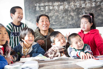 乡村女教师和小学生在教室里